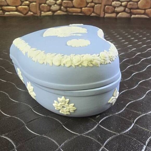 VINTAGE WEDGWOOD BLUE JASPERWARE HEART SHAPED TRINKET BOX NEOCLASSICAL DESIGN - Picture 7 of 13